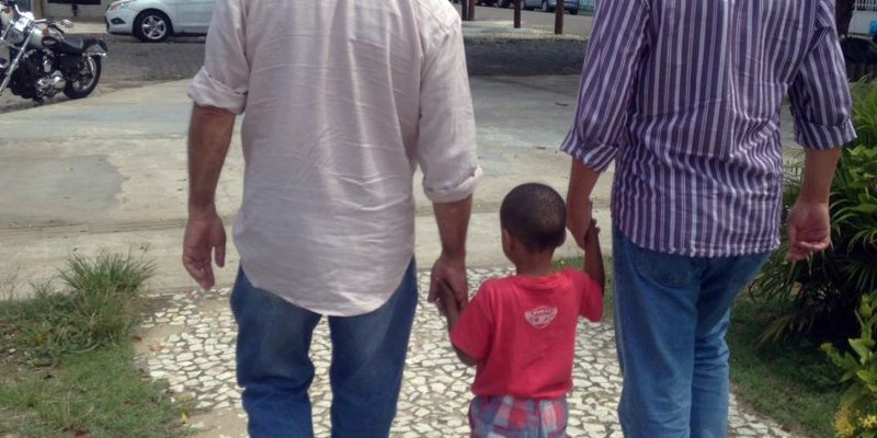 Casais homoafetivos ainda enfrentam preconceitos para adotar crianças