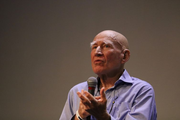 Rovena Rosa/Agência Brasil São Paulo (SP), 09/05/2024 - O fotógrafo Sebastião Salgado fala durante abertura da mostra 50 anos da Revolução dos Cravos em Portugal, com curadoria de Lélia Wanick Salgado, no Museu da Imagem e do Som - MIS. Foto: Rovena Rosa/Agência Brasil