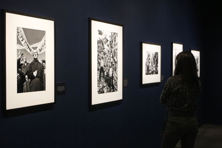 Rovena Rosa/Agência Brasil São Paulo (SP), 09/05/2024 - Mostra 50 anos da Revolução dos Cravos em Portugal, as primeiras fotografias de Sebastião Salgado, com curadoria de Lélia Wanick Salgado, no Museu da Imagem e do Som - MIS. Foto: Rovena Rosa/Agência Brasil