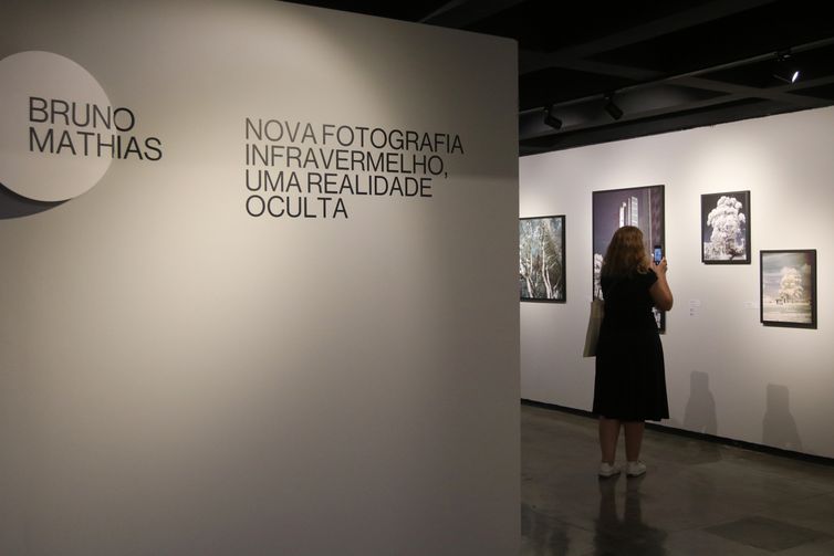 Rovena Rosa/Agência Brasil São Paulo (SP), 09/05/2024 - Mostra Infravermelho, uma realidade oculta do artista Bruno Mathias, com curadoria de André Sturm, no Museu da Imagem e do Som - MIS. Foto: Rovena Rosa/Agência Brasil