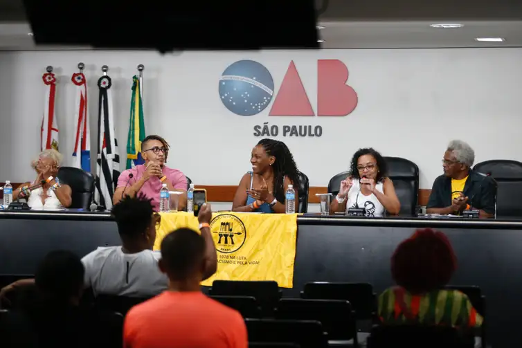Paulo Pinto/Agencia Brasil São Paulo 18/05/2024 OAB-SP realiza caminhada em defesa da preservação dos achados arqueológicos no metrô e da permanência negra no Bixiga. a Comissão da Verdade sobre a Escravidão Negra da seccional paulista da Ordem dos Advogados do Brasil, em parceria com o Mobiliza Saracura Vai-Vai, realiza a 2ª Caminhada Educativa 'Chão dos nossos ancestrais”. Foto Paulo Pinto/Agencia Brasil