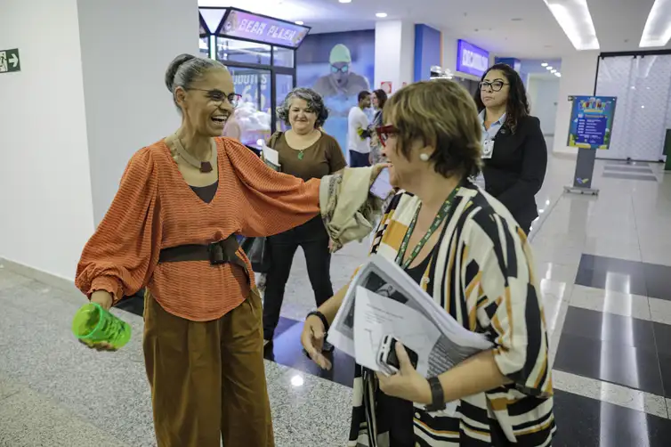 Suspenso por 4 anos, programa Natureza Viva volta ao ar neste domingo. O programa também conta com uma mensagem da Ministra do Meio Ambiente, Marina Silva. Para a ministra, o Natureza Viva criou uma linguagem de rádio que fala sobre meio ambiente para as populações locais e tradicionais do Brasil. Foto: Mara Régia/Arquivo Pessoal