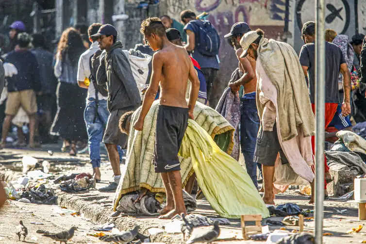 São Paulo (SP), 24/06/2024 - Prefeitura e governo instalam grades na Cracolândia e delimitam espaço de usuários de drogas. Gradil foi colocado na Rua dos Protestantes na terça-feira (18). Um dos objetivos das gestões é liberar parte da via para o trânsito de carros de segurança e de saúde.
Foto: Paulo Pinto/Agência Brasil