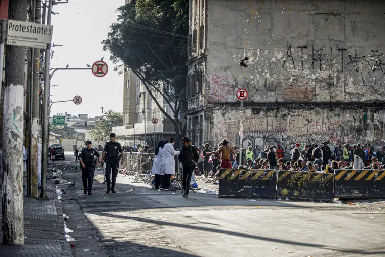 São Paulo (SP), 24/06/2024 - Prefeitura e governo instalam grades na Cracolândia e delimitam espaço de usuários de drogas. Gradil foi colocado na Rua dos Protestantes na terça-feira (18). Um dos objetivos das gestões é liberar parte da via para o trânsito de carros de segurança e de saúde.
Foto: Paulo Pinto/Agência Brasil