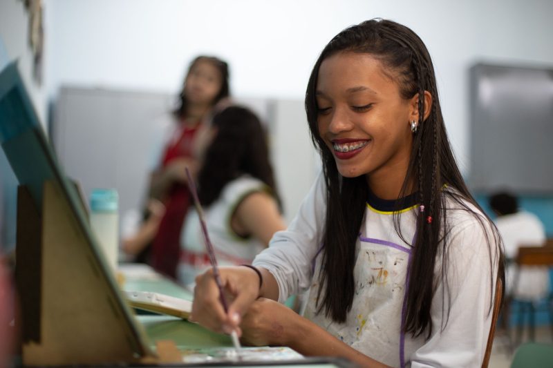Alunos do Colégio Getúlio Vargas têm aulas gratuitas de pintura em Volta Redonda