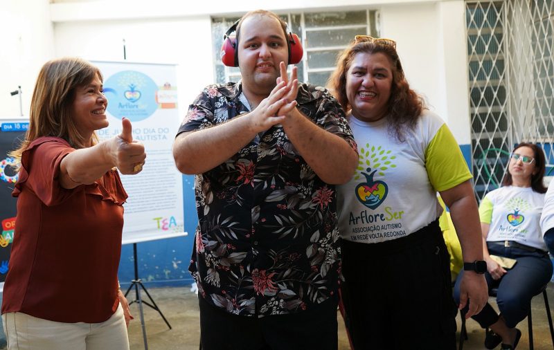 Volta Redonda: Secretaria da Pessoa com Deficiência entrega primeiros abafadores de ruído para autistas