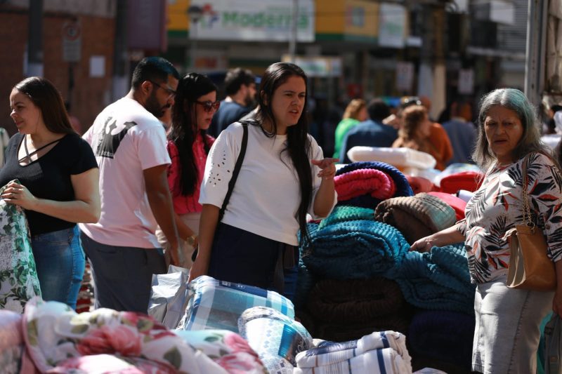 'Rua de Compras’ é realizada na Vila Santa Cecilia