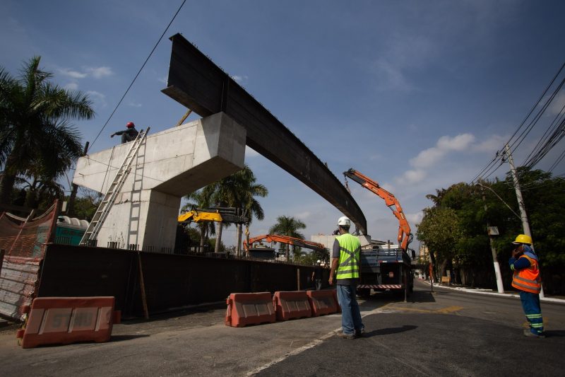 Lançamento de vigas em curva para construção de novo viaduto é antecipado em Volta Redonda