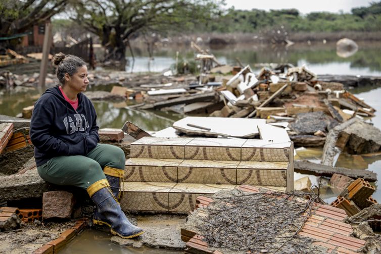 Bruno Peres/Agência Brasil Porto Alegre (RS), 19/06/2024 - Thaiane Azevedo Cabral em frente ao que sobrou da sua casa destruída na ilha da Picada após chuvas e novos alagamentos. Foto: Bruno Peres/Agência Brasil