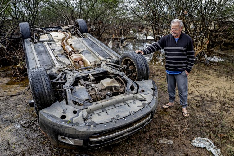 Bruno Peres/Agência Brasil Porto Alegre (RS), 19/06/2024 - Juarez César Coelho em frente a carro capotado na ilha da Picada após chuvas e novos alagamentos. Foto: Bruno Peres/Agência Brasil