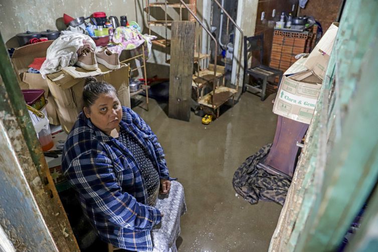 Bruno Peres/Agência Brasil Porto Alegre (RS), 19/06/2024 - Cleci Terezinha Elesbao em sua casa alagada no bairro Humaitá após chuvas e novos alagamentos. Foto: Bruno Peres/Agência Brasil
