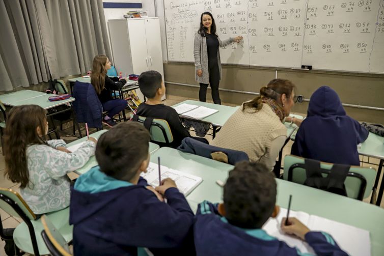 Bruno Peres/Agência Brasil Canoas (RS), 21/06/2024 - A professora Suelem Furlanetto dentro de sala de aula na Escola Municipal Rio Grande do Sul, após enchente que atingiu toda a escola. Foto: Bruno Peres/Agência Brasil