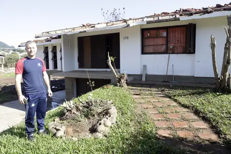 Bruno Peres/Agência Brasil Roca Sales (RS), 22/06/2024 - Glauco Kummer em frente a sua casa, após enchente que atingiu toda a região. Foto: Bruno Peres/Agência Brasil