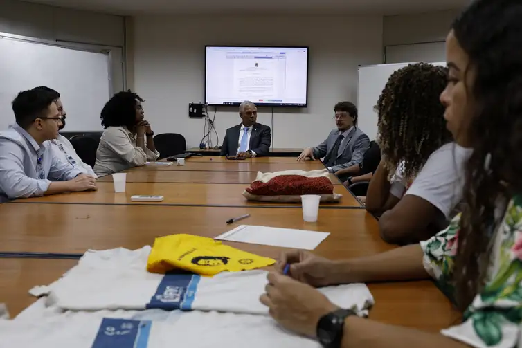 Rio de Janeiro (RJ), 26/06/2024 - A Rede de Atenção a pessoas Afetadas pela Violência de Estado (RAAVE) entrega na sede do Ministério Público Federal (MPF) pedido de desarquivamento e federalização de alguns casos de letalidade policial. Foto: Tânia Rêgo/Agência Brasil