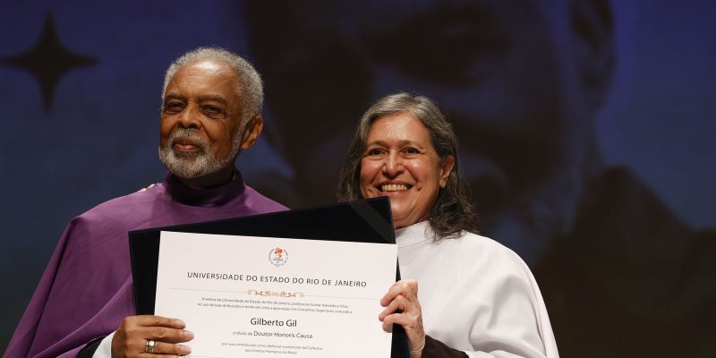 Gilberto Gil é homenageado na Uerj por contribuições culturais ao país