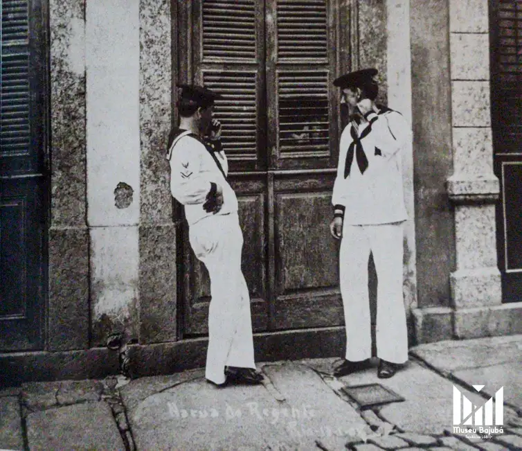 Augusto Malta/Museu Bajubá/Divulgação Rio de Janeiro (RJ) 27/06/2024 - Orgulho LGBT - Marinheiros na porta de prostíbulo 1908 -
Foto: Augusto Malta/Museu Bajubá/Divulgação