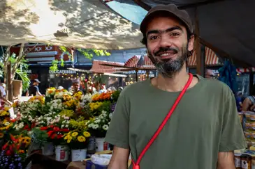 Rio de Janeiro (RJ), 25/06/2024 - Lucas de Andrade, 40 anos, produtor audiovisual, na feira livre do Largo do Machado, zona sul da cidade. Foto: Tânia Rêgo/Agência Brasil