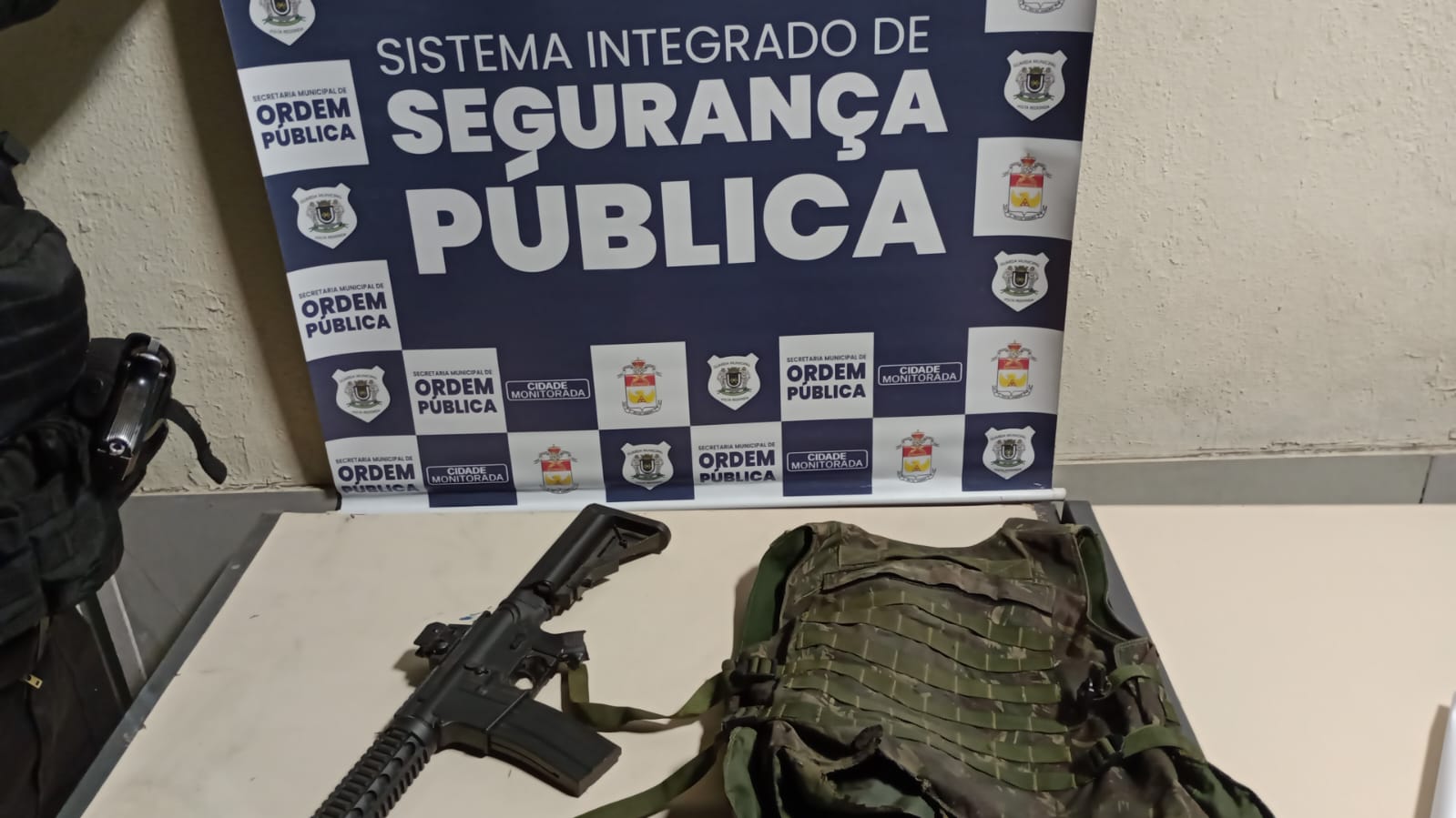 Sistema Integrado de Segurança apreende réplica de fuzil em Volta Redonda