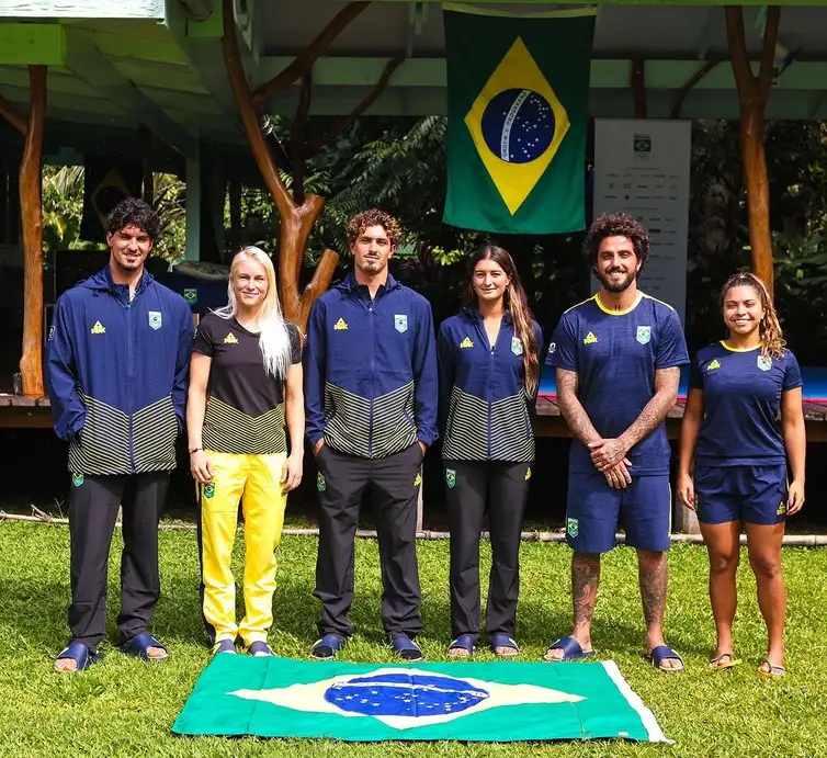 Reprodução Instagram/Time Brasil equipe brasileira de surfe (Gabriel Medina, Tatiana Weston-Webb, João Chumbinho Chianca, Luana Silva, Filipe Toledo e Tainá Hinckel) está completa no Taiti para disputar a Olimpíada de Paris - em 21/07/2024
