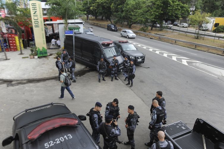 Tânia Rêgo; Agencia Brasil Rio de Janeiro - Policiais do Batalhão de Operações Especiais, do Batalhão de Polícia de Choque e de diversas UPPs foram à Rocinha para reforçar o policiamento na comunidade.