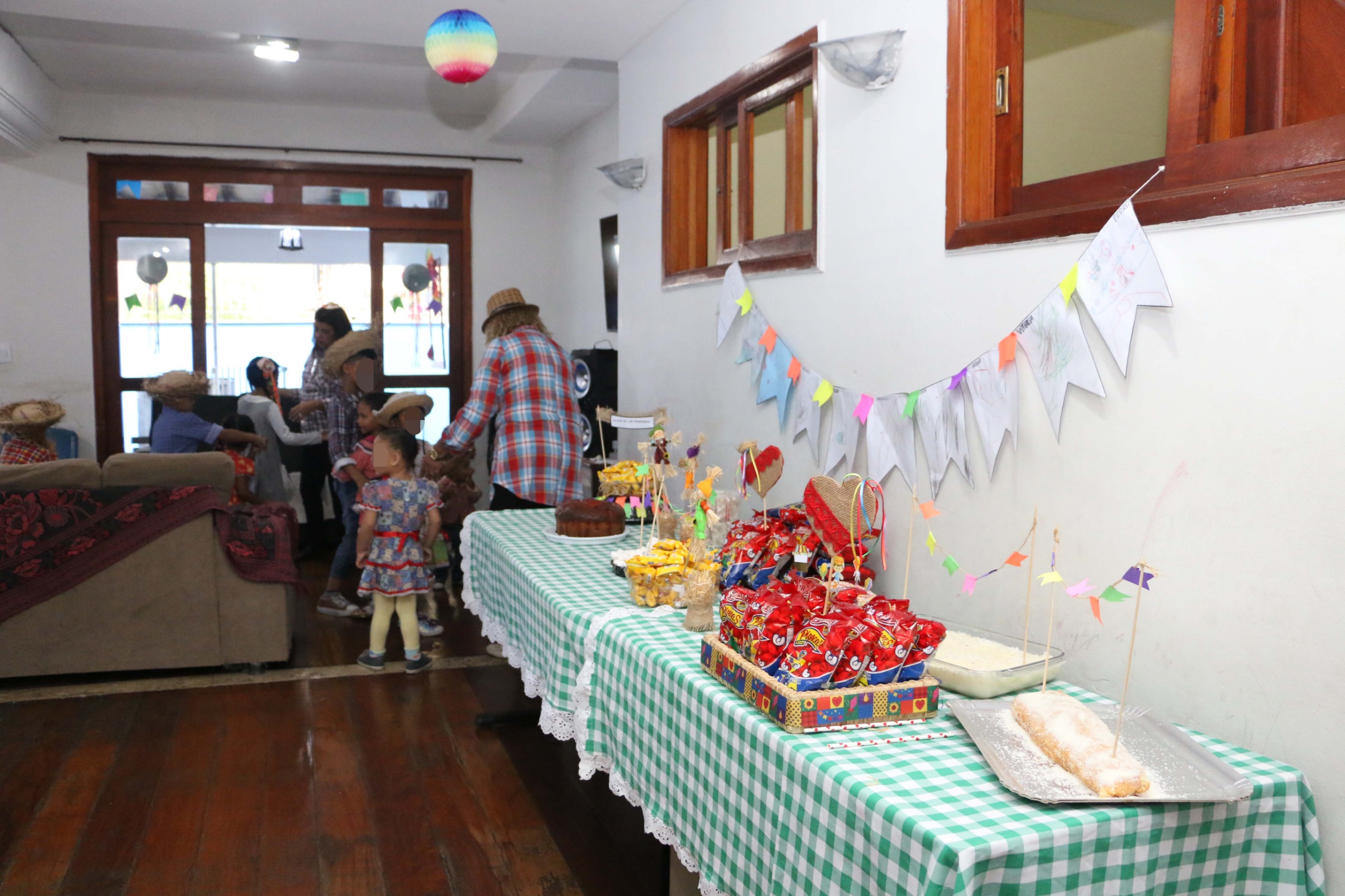 Lar Acolhedor promove arraia para criancas e adolescentes da unidade