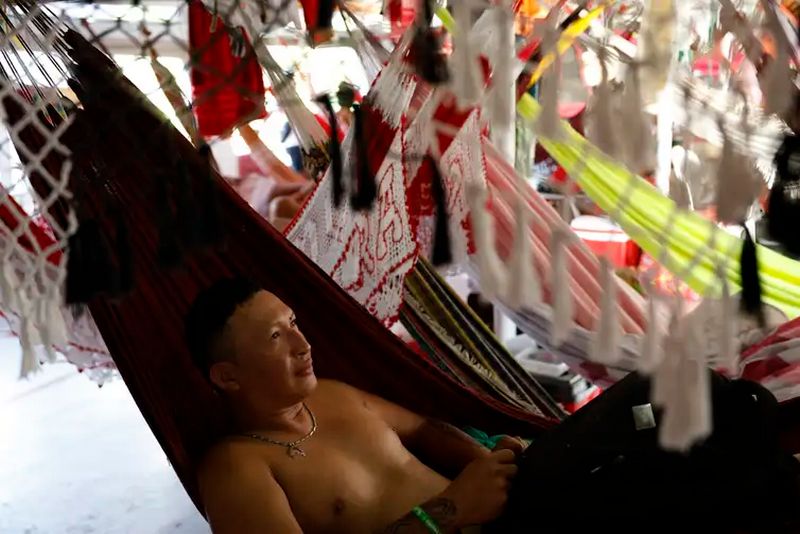 Fernando Frazão/Agência Brasil Parintins (AM), 29/06/2024 - O designer gráfico Weucles Santos, do Movimento Garantido, dorme em rede no barco em que navegou até Parintis para torcer pelo Boi Garantido no 57º Festival Folclórico de Parintins. Foto: Fernando Frazão/Agência Brasil
