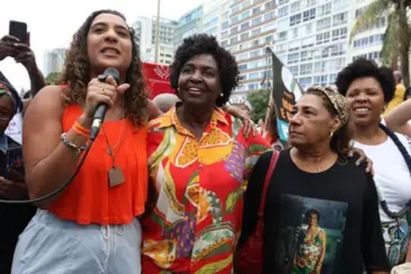Rio de Janeiro (RJ), 30/07/2023 - A ministra da Igualdade Racial, Anielle Franco, sua mae, Marinete da Silva, e a deputada federal, Benedita da Silva, participam da IX Marcha das Mulheres Negras do Rio de Janeiro, na praia de Copacabana, zona