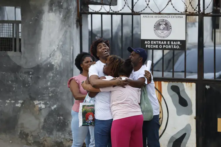 Fernando Frazão/Agência Brasil Rio de Janeiro (RJ) 25/07/2024 – Soltura de Carlos Vitor Guimarães, jovem negro de 25 anos, morador de São Gonçalo, preso durante um ano e meio ao ser condenado por roubo de carga apenas com reconhecimento por foto, absolvido pelo Superior Tribunal de Justiça após pedido da Defensoria Pública do Estado. Foto: Fernando Frazão/Agência Brasil