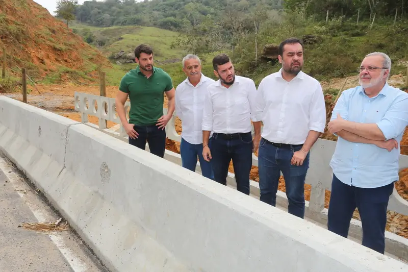 obras de pavimentação e drenagem na Estrada