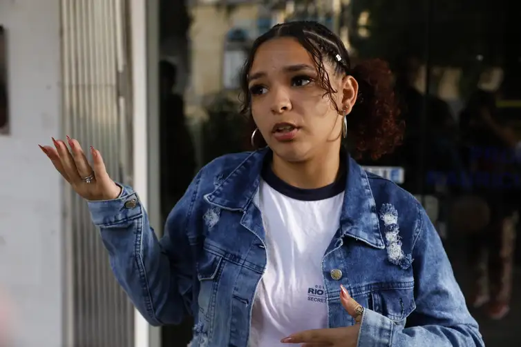 Rio de Janeiro (RJ), 09/08/2024 - Grace Kelly, estudante do ensino público. Estudantes e professores da rede pública de ensino encontram com cineastas fundadores da Mídia Indígena, na Escola de Comunicação da UFRJ,  em encontro promovido em conjunto com o Consulado da Suécia no Rio de Janeiro. Foto: Tânia Rêgo/Agência Brasil