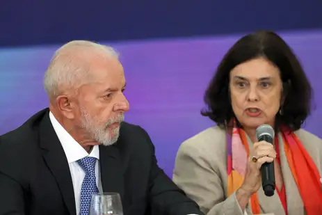 José Cruz/Agência Brasil Brasília (DF), 18/09/2024 - O presidente Luiz Inácio Lula da Silva e a ministra da Saúde Nísia Trindade durante cerimônia de lançamento do Plano de Ação 2024/2025 para redução dos impactos da dengue e de outras arboviroses, às 11h, no Palácio do Planalto. Foto: José Cruz/Agência Brasil