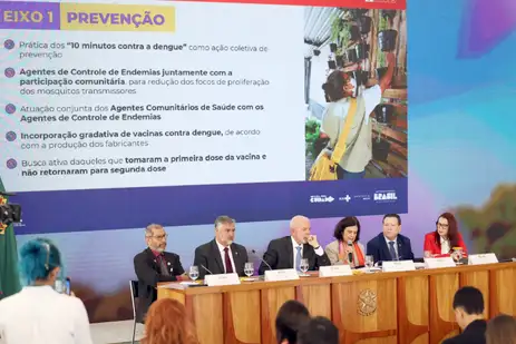 José Cruz/Agência Brasil Brasília (DF), 18/09/2024 - O ministro Paulo Pimenta, o presidente Luiz Inácio Lula da Silva, a ministra da Saúde Nísia Trindade e o secretário-executivo do ministério da Saúde Swedenberger Barbosa durante cerimônia de lançamento do Plano de Ação 2024/2025 para redução dos impactos da dengue e de outras arboviroses, às 11h, no Palácio do Planalto. Foto: José Cruz/Agência Brasil
