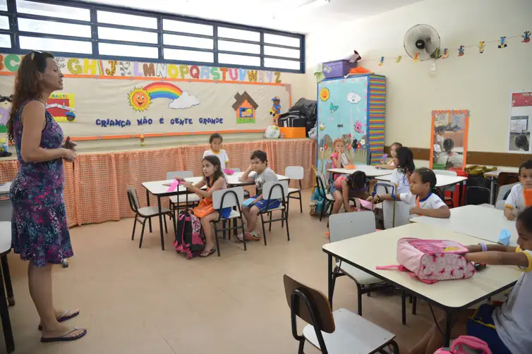 Elza Fiúza/Agência Brasil Crianças do Centro de Educação Infantil do Núcleo Bandeirante. Professora Rebeca Breder. Elza Fiuza/Agência Brasil