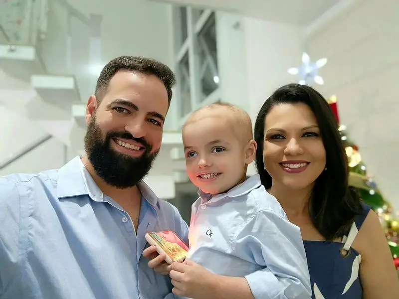 Pai doa medula e salva a vida do filho de 3 anos