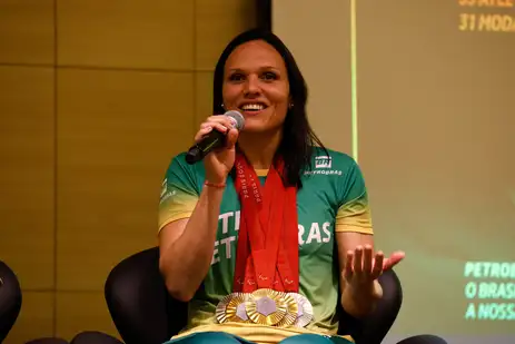 Tânia Rêgo/Agência Brasil Rio de Janeiro (RJ), 20/09/2024 - A nadadora Carol Santiago fala durante encontro com os atletas do Time Petrobras que competiram nas Paralimpíadas de Paris 2024. Foto: Tânia Rêgo/Agência Brasil