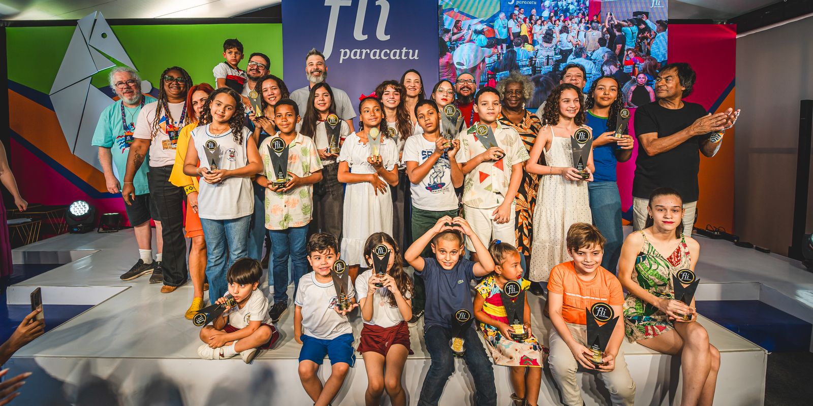Fliparacatu premia alunos em concurso de redação e desenho