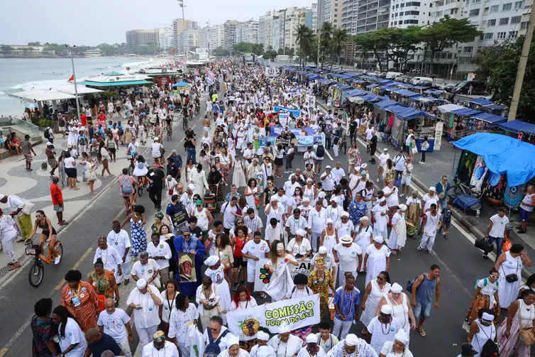 Tomaz Silva/Agência Brasil Rio de Janeiro (RJ), 15/09/2024 – 17ª Caminhada em Defesa da Liberdade Religiosa na praia de Copacabana, na zona sul do Rio de Janeiro. Foto: Tomaz Silva/Agência Brasil