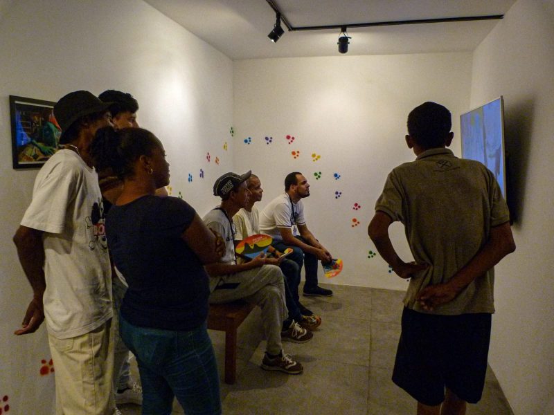 Usuários do Centro Pop visitam exposição ‘No fim do arco-íris’ no Centro Cultural Fundação CSN, em Volta Redonda