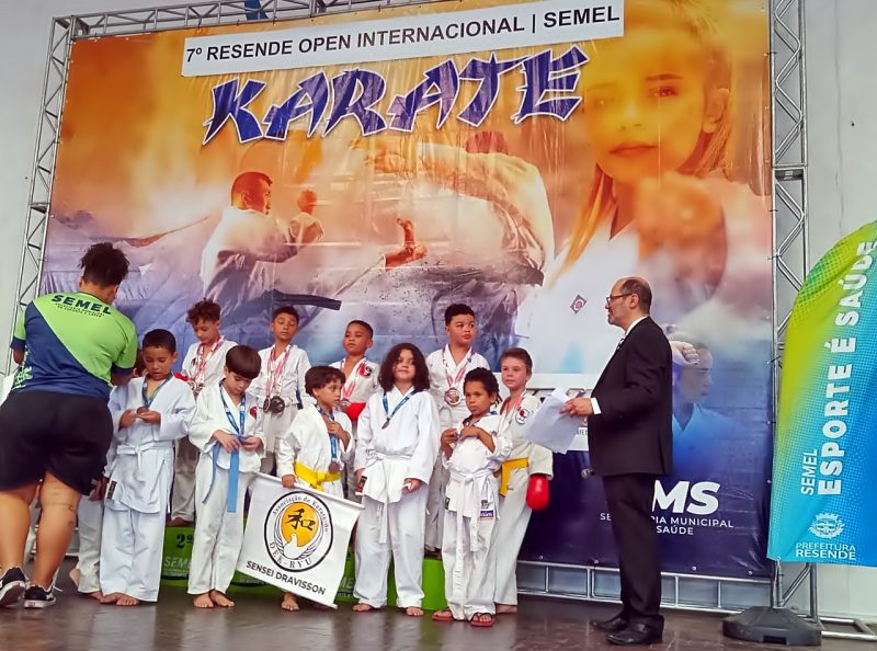 Alunos do Serviço de Convivência de Volta Redonda conquistam 17 medalhas em evento internacional de Karatê