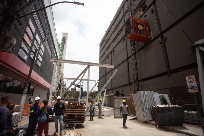 Neto e presidente da CBS discutem andamento de obras de expansão do Sider, em Volta Redonda