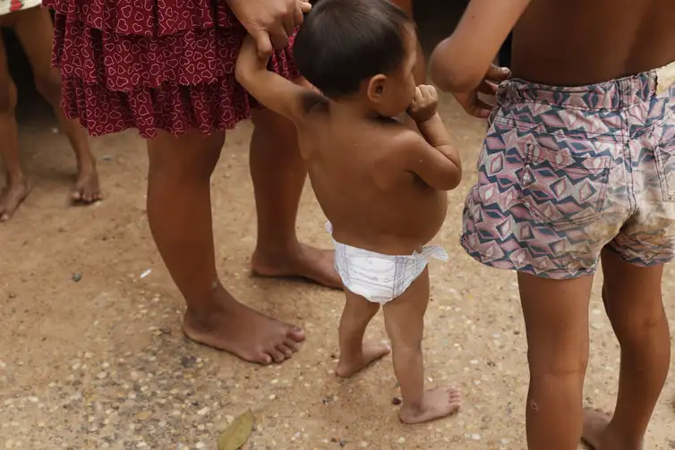 Fernando Frazão/Agência Brasil Crianças indígenas Yanomami nos arredores da Casa de Saúde do Índio, que presta acolhimento aos indígenas trazidos em situação de emergência para Boa Vista