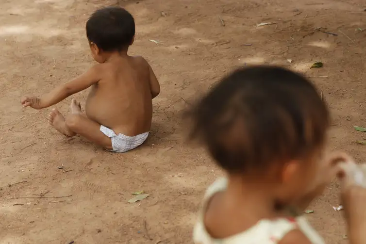 Fernando Frazão/Agência Brasil Crianças indígenas Yanomami nos arredores da Casa de Saúde do Índio, que presta acolhimento aos indígenas trazidos em situação de emergência para Boa Vista
