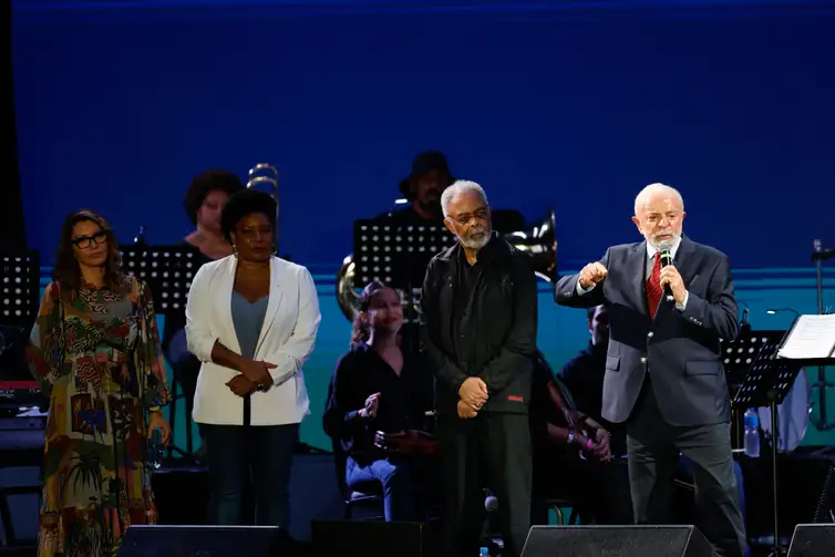Rio de Janeiro (RJ) 16/11/2024 - O presidente da República, Luiz Inácio Lula da Silva, no show do Festival Aliança Global Contra a Fome e a Pobreza, no G20 Social, na Praça Mauá, com Gilberto Gil, a primeira-dama Janja e a ministra da Cultura, Margareth Menezes. Foto: Fernando Frazão/Agência Brasil