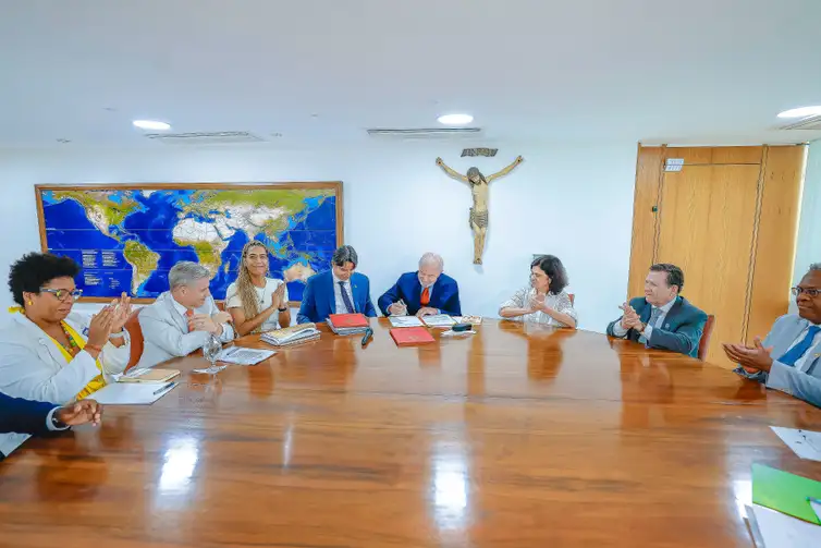 29.11.2024 - Presidente da República, Luiz Inácio Lula da Silva, durante reunião com a Ministra da Igualdade Racial, Anielle Franco, no Palácio do Planalto. Brasília - DF

Foto: Ricardo Stuckert/PR