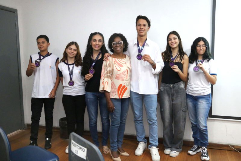 Alunos premiados em concurso de redacao sao homenageados na Prefeitura