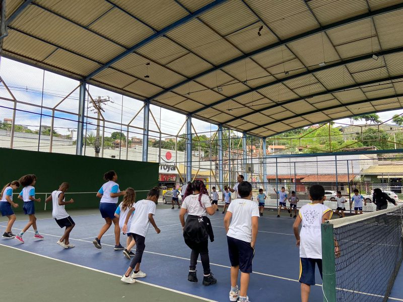 Alunos da Escolinha de Tênis de Volta Redonda participam de atividades na quadra do bairro Sessenta