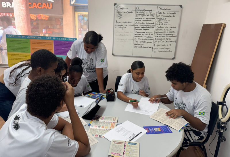 Coordenadoria da Juventude de Volta Redonda inicia distribuição do Estatuto da Juventude para unidades escolares