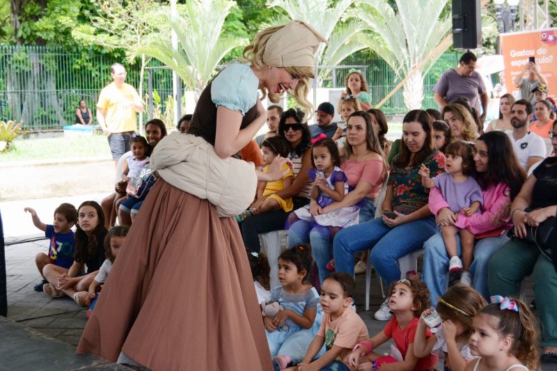 Espetaculo ‘Cinderela encanta familias no Corredor Cultural de Barra Mansa