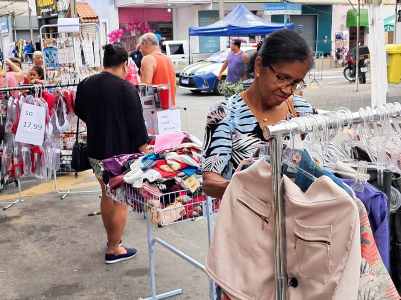 ‘Rua de Compras’ no bairro Santo Agostinho reúne milhares de pessoas