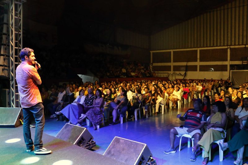 Barra Mansa conclui ano letivo com apresentacao do humorista Diogo